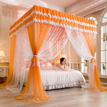 Un lit aux rideaux ornés de motifs floraux multicolores, créant une atmosphère chaleureuse et accueillante dans la chambre.