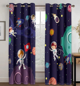 Des rideaux épais de couleur bleu cobalt, ornés de motifs uniques représentant des personnages de dessins animés de science-fiction éclairés par des objets astronomiques. Ces rideaux, en tissu de haute qualité, apportent une touche ludique et fantastique à la décoration intérieure, idéale pour les passionnés de l'animation et de l'espace. Le produit est parfaitement adapté pour créer une atmosphère accueillante et stimulante dans une chambre d'enfant ou un espace de vie.