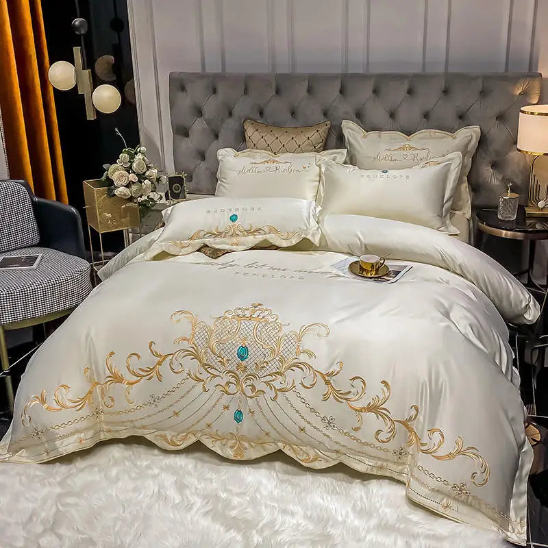 Détail broderie dorée sur housse de couette beige