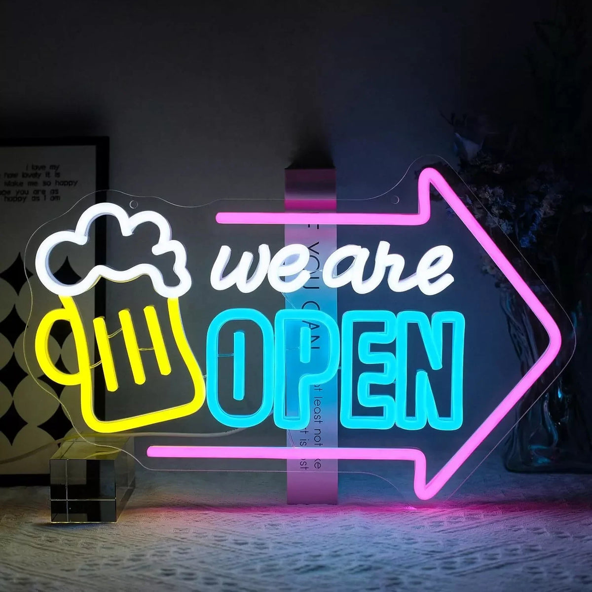 enseigne néon lumineuse WE ARE Open rose jaune bleu blanc moderne chaîne suspension câble