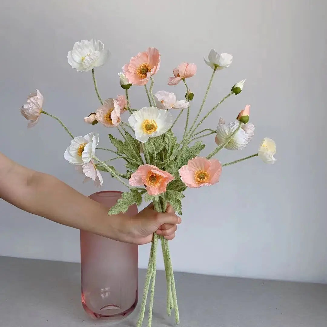 décoration intérieure bouquets artificiels fleurs blanches roses bleus minimalistes