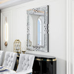 Miroir décoratif brillant avec un motif tressé unique, placé au-dessus d'un console noire et dorée, dans une pièce blanche et lumineuse.
