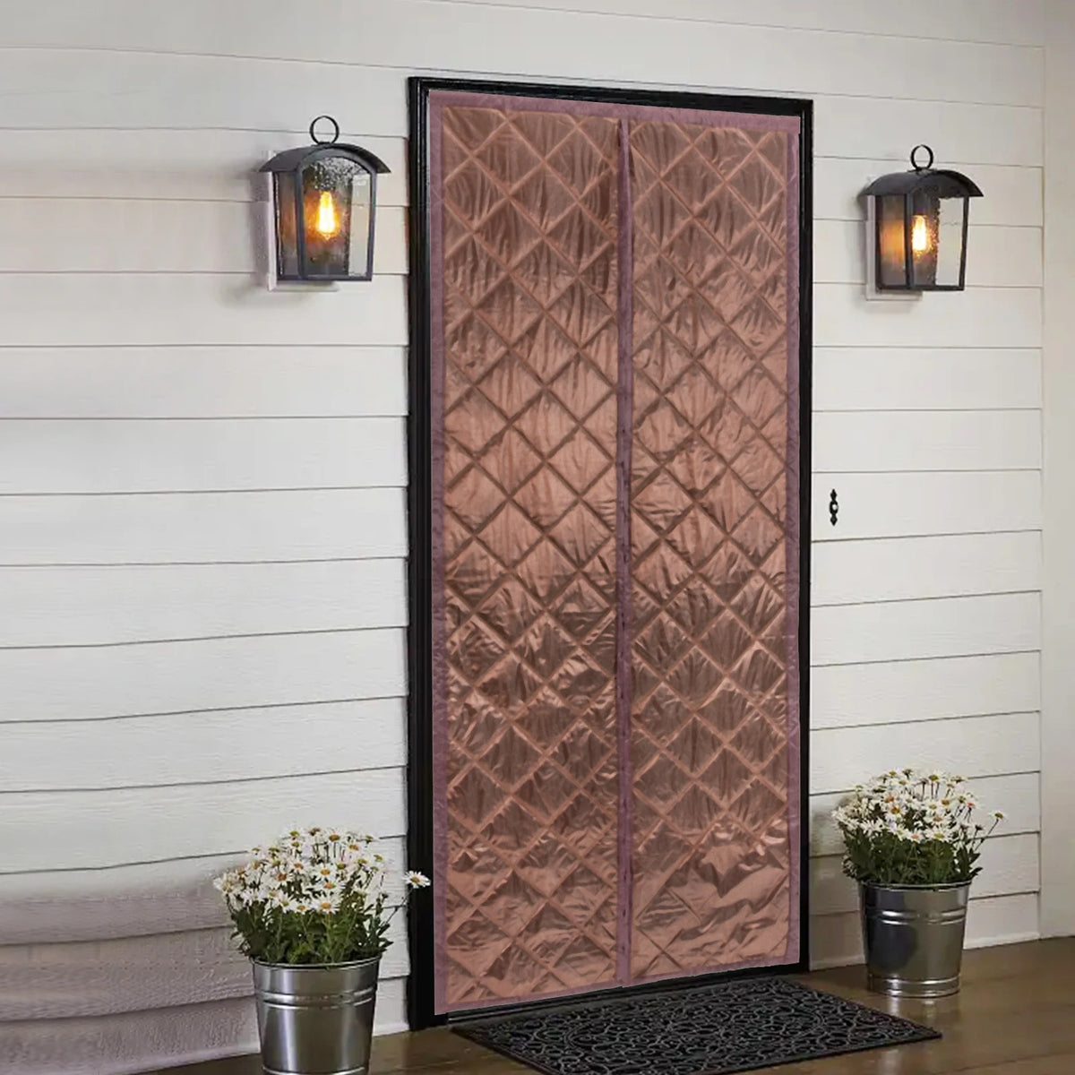 Rideau thermique marron pour porte d'entrée avec finition matelassée, vu de l'extérieur