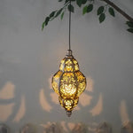 lampe suspendue dorée ornements floraux ajourée artisanale recharge solaireextérieur traditionnelle
