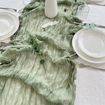 serviette table vert olive rose pâle crêpe plissée décorative rustique bouquets fleurs artificielles tasses