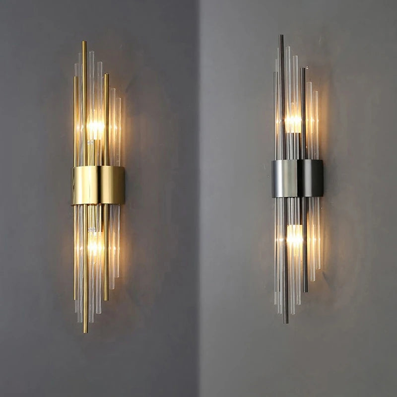 Applique murale LED moderne dorée fixée au mur d'un escalier