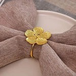 anneau serviette or fleur stylisée texture rugueuse moderne élégant décoration table fête