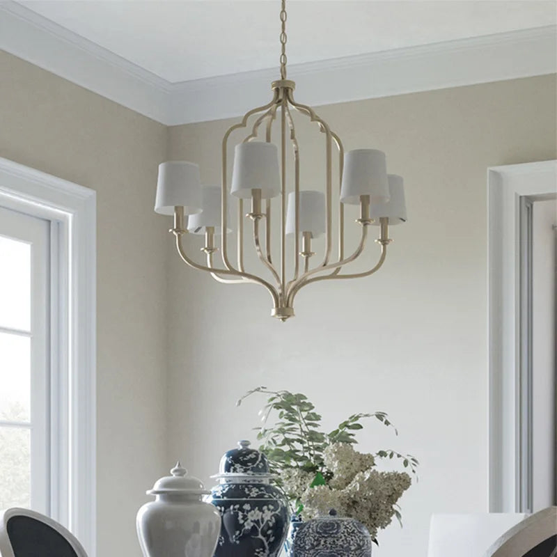 lustre classique doré finition métallique brillante abat jour blancs lumières salon chambre coucher