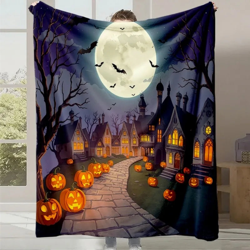 Une scène d'Halloween magique avec une pleine lune, des citrouilles illuminées et un village fantastique dans la nuit.