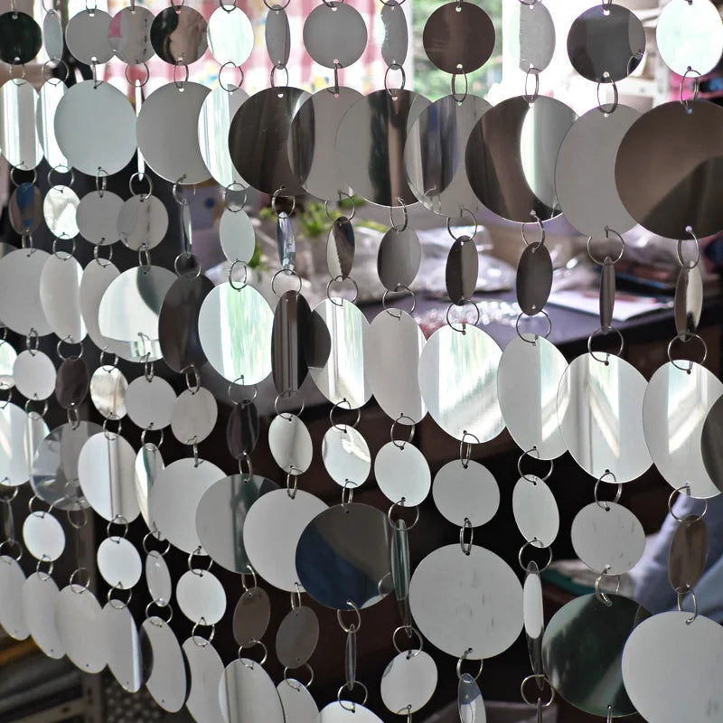rideau décoratif pvc argenté paillettes rondes mariage anniversaire noël moderne élégant gris blanc rouge