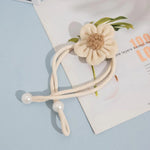 bracelets rideau crochetés fleur rustiques accessoires fenêtres beige clair foncé horizontal