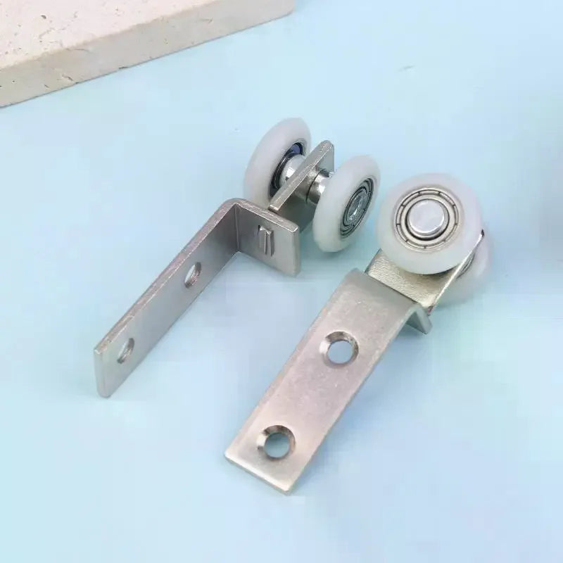 roulettes porte coulissante argentées roues porte modernes fixations quincailleries blancs lisses sécurité porte