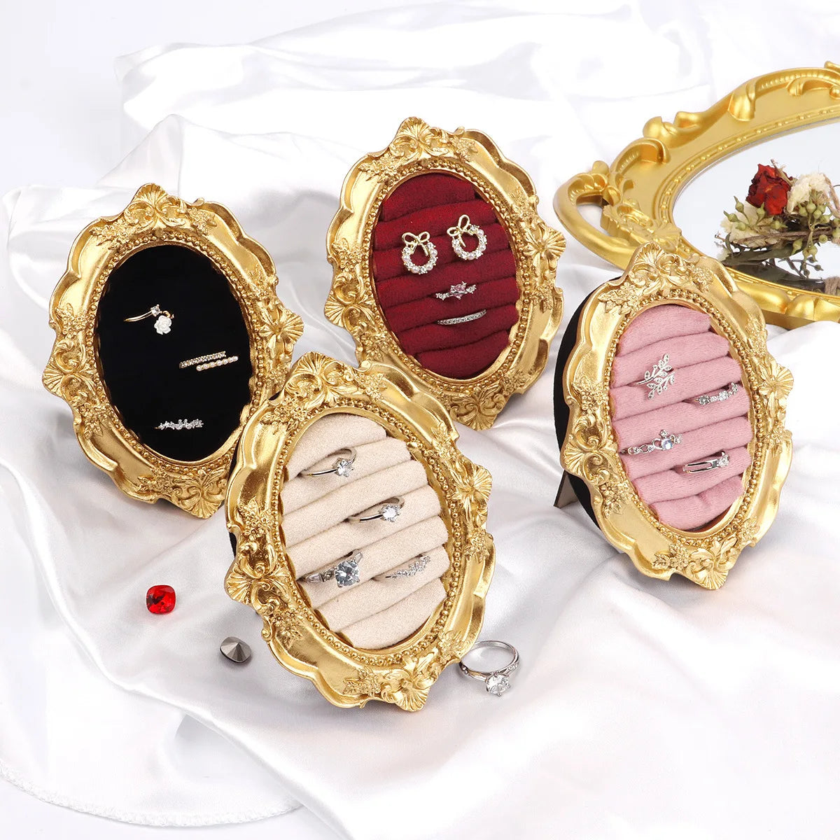 présentoir bijoux boîtes velours or noir rouge beige baroques anneaux domestique commercial