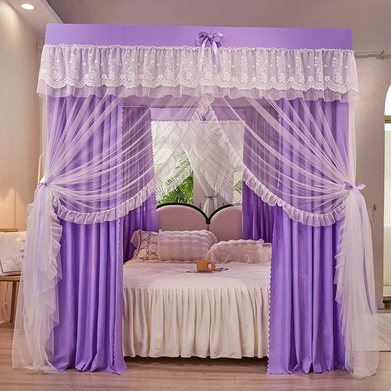 Le rideau violet avec ornements de dentelle crée un décor de chambre romantique et élégant.