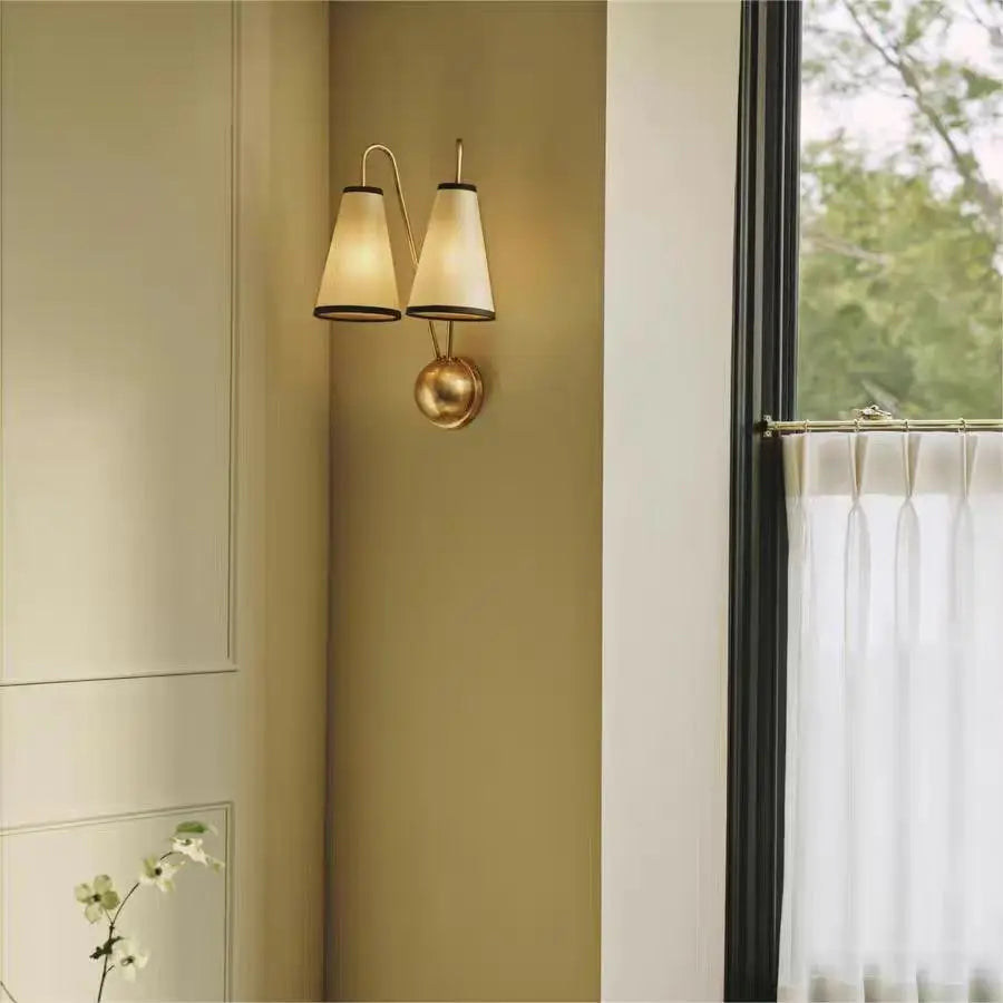 Applique murale LED installée dans une chambre à coucher moderne