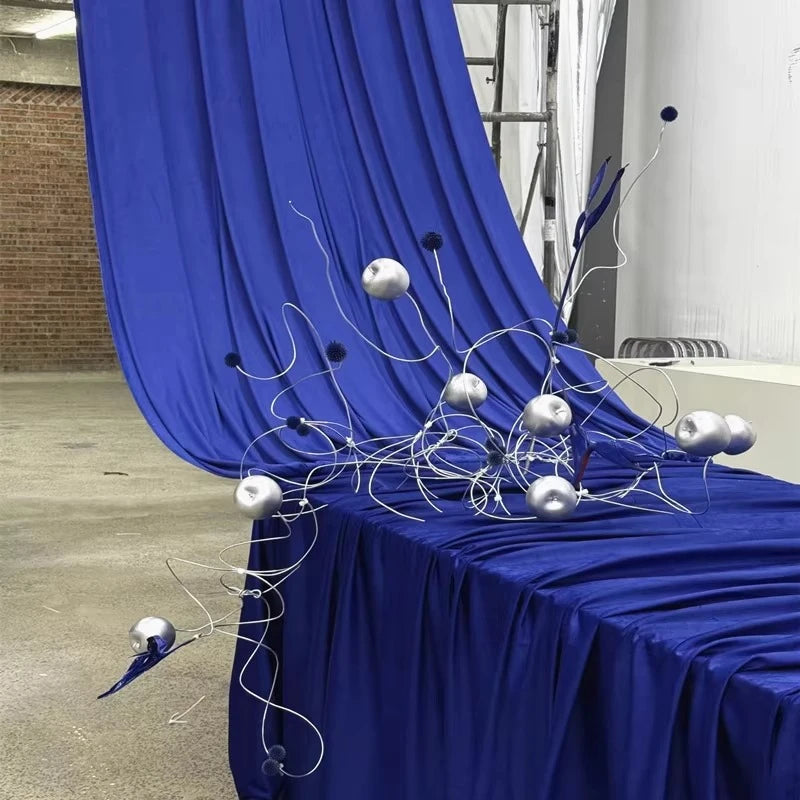rideau tissu élastique soie lait bleu royal antidérapant moderne boules argentées
