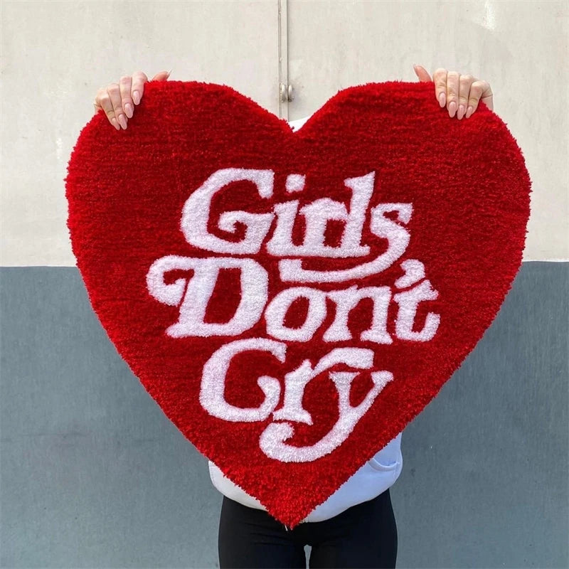 coussin forme cœur lettres blanches girls don't cry rouge rose clair moderne pop art