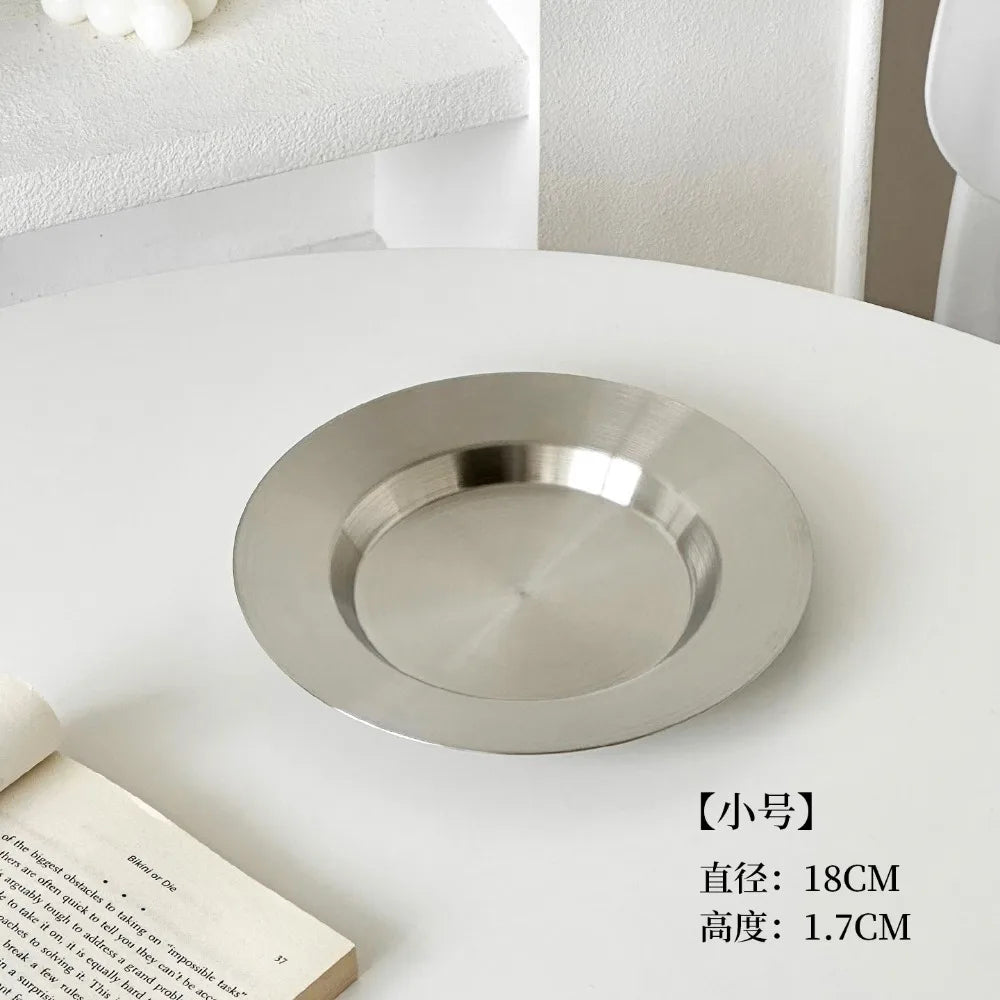 assiettes modernes argentées lisses steak gâteaux desserts vaisselle table minimaliste