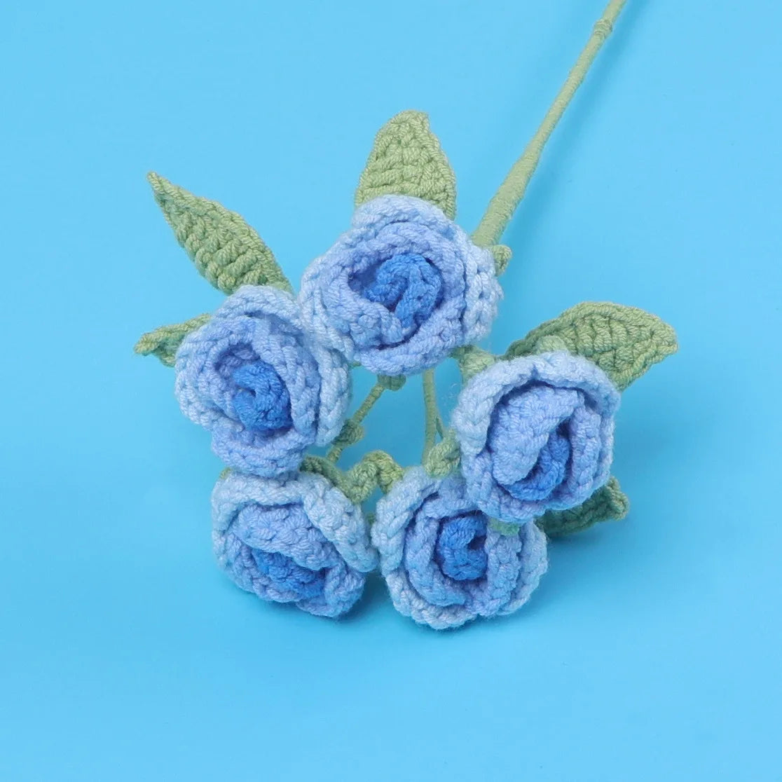 bouquets roses rouges jaunes bleues vertes artisanales crochetées intérieur decoration mariage