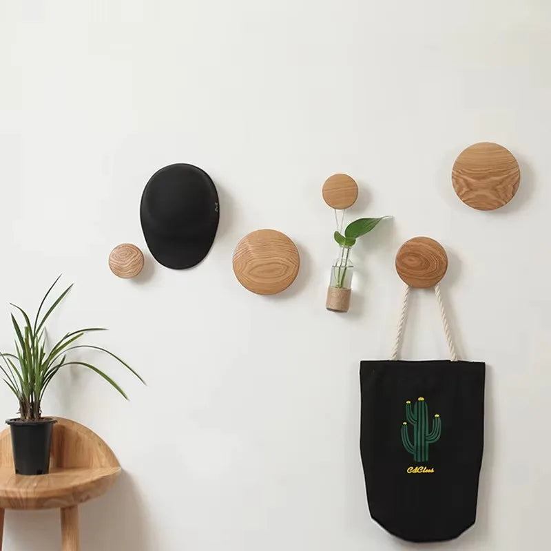 crochet mural bois naturel moderne minimaliste couleur rouge bleu gris noir manteau écharpe sac