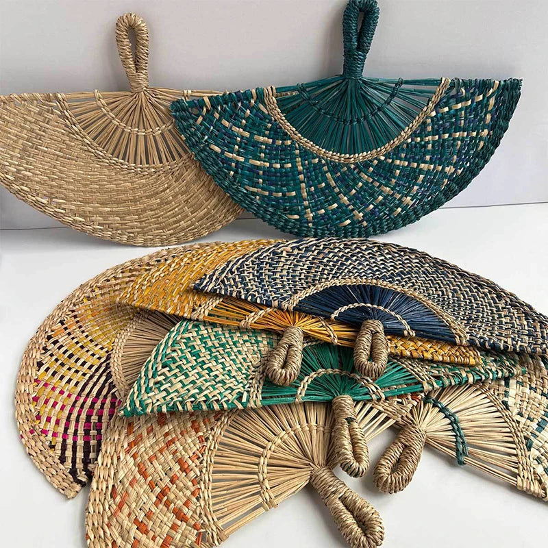 éventail pliant tissé raphia motifs géométriques naturel vert bleu marron jaune anneaux métalliques traditionnel