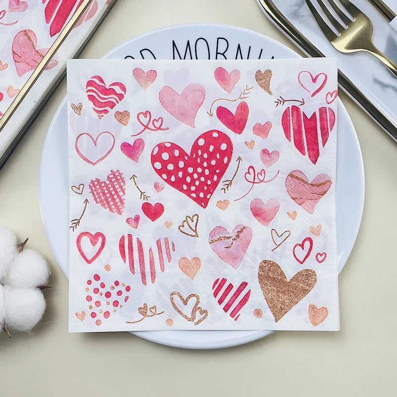 serviettes papier décoratives coeurs motifs romantiques blanc rouge rose doré