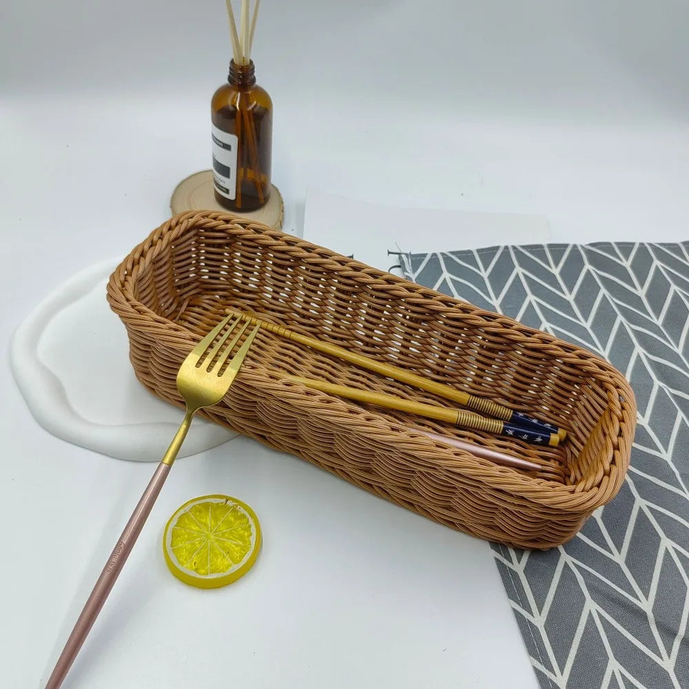 panier rectangulaire tressé marron clair rangement fourchettes cuillères baguettes ménager durable faux rotin