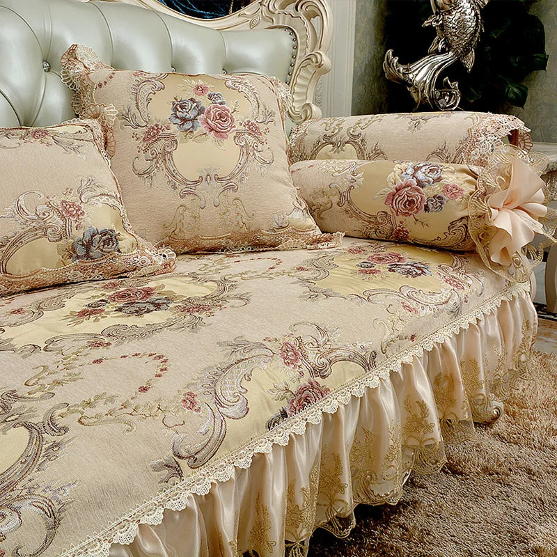 Ce lit décoré d'un motif floral vintage avec des accents dorés et de la dentelle crée une ambiance luxueuse et élégante.