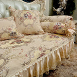 Ce lit décoré d'un motif floral vintage avec des accents dorés et de la dentelle crée une ambiance luxueuse et élégante.