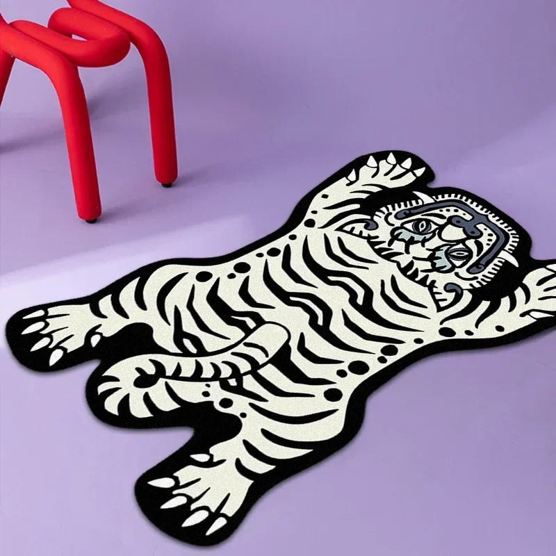 Un tapis de sol en forme de grand chat noir et blanc, avec des motifs et des textures très graphiques et stylisés, sur un fond violet.