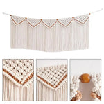 Vue d'ensemble de la décoration murale en macramé dans un intérieur chic