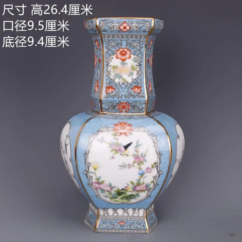 Un magnifique vase en porcelaine ornée de fleurs et de motifs anciens sur un fond bleu, reflétant l'art et la tradition de la céramique chinoise.