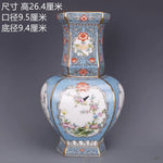 Un magnifique vase en porcelaine ornée de fleurs et de motifs anciens sur un fond bleu, reflétant l'art et la tradition de la céramique chinoise.
