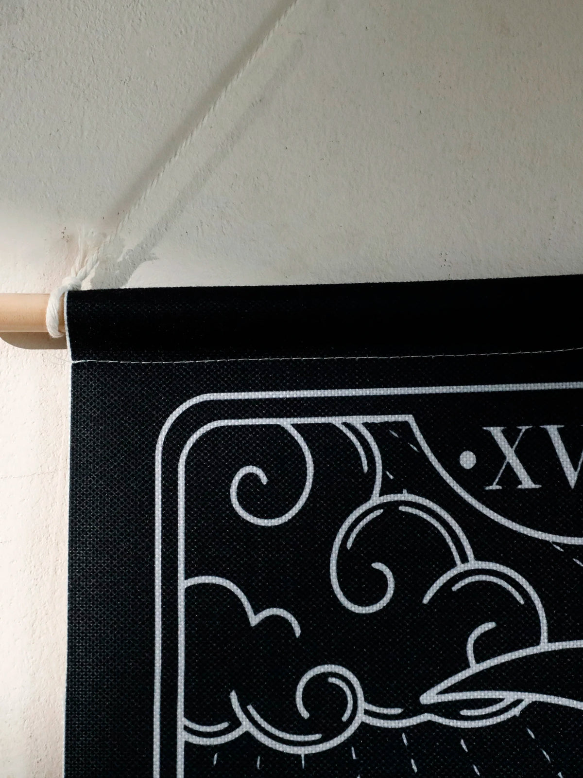 Tapisserie Boho accrochée dans un salon moderne