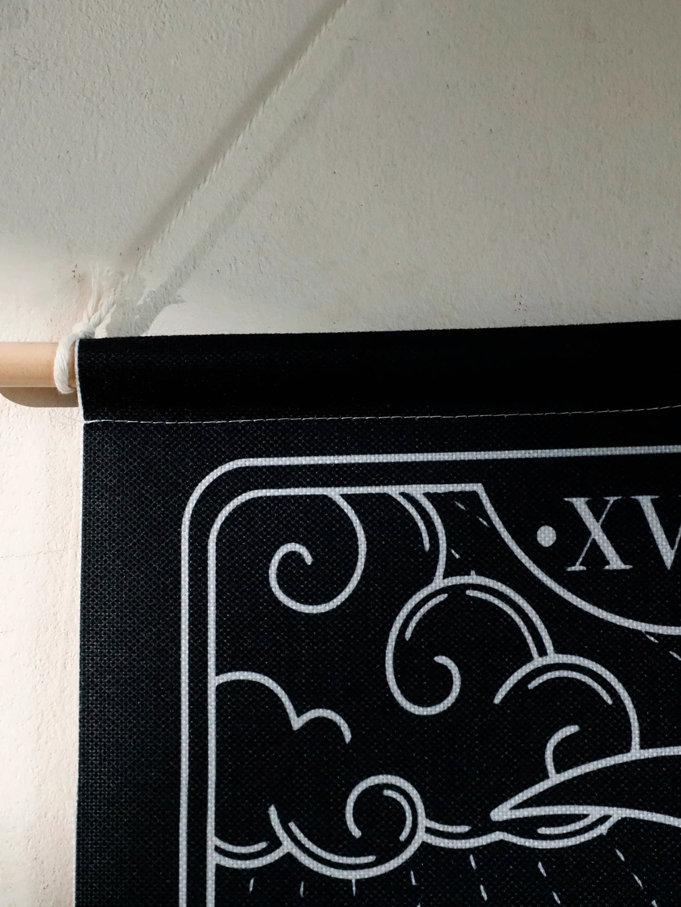 Tapisserie Boho accrochée dans un salon moderne