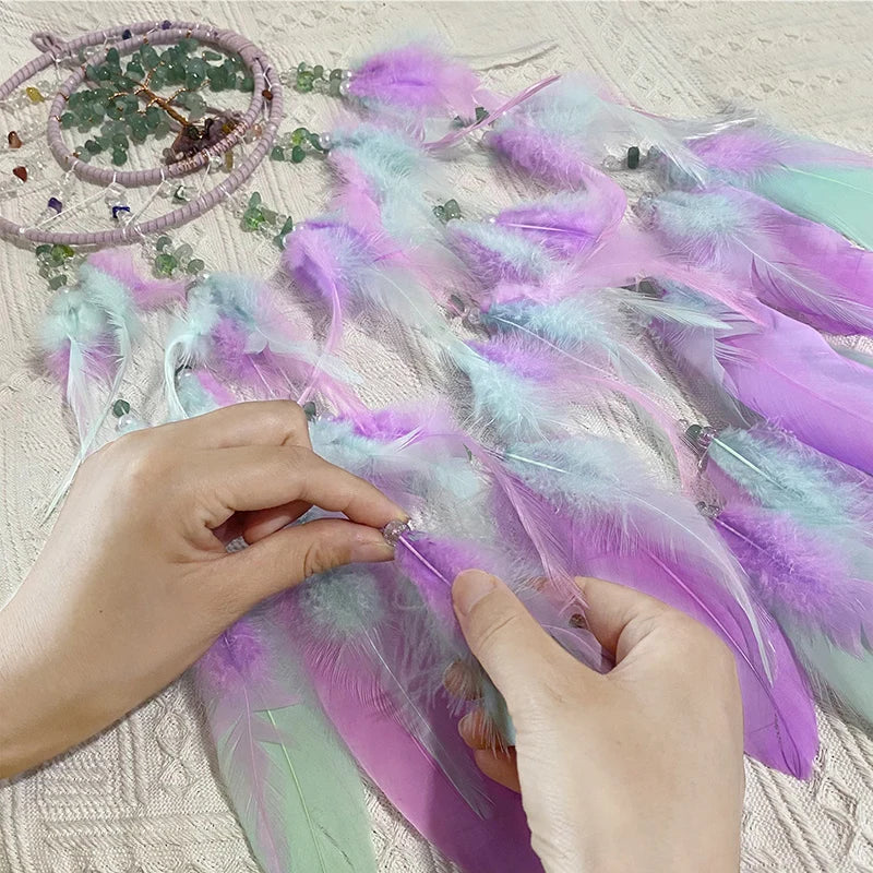 Une décoration de rêve aux plumes douces et colorées, créée avec soin pour une atmosphère magique.