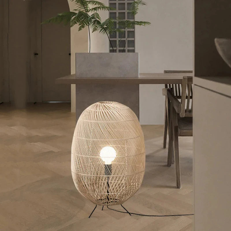 lampe sol moderne rattan tressé beige clair pieds noirs câble noir 11 15w led