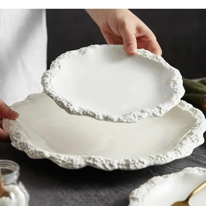assiette blanche moderne céramique bord texturé opaque grande taille cuisine dîner