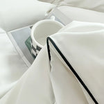 Parure de lit sur un lit de taille reine
