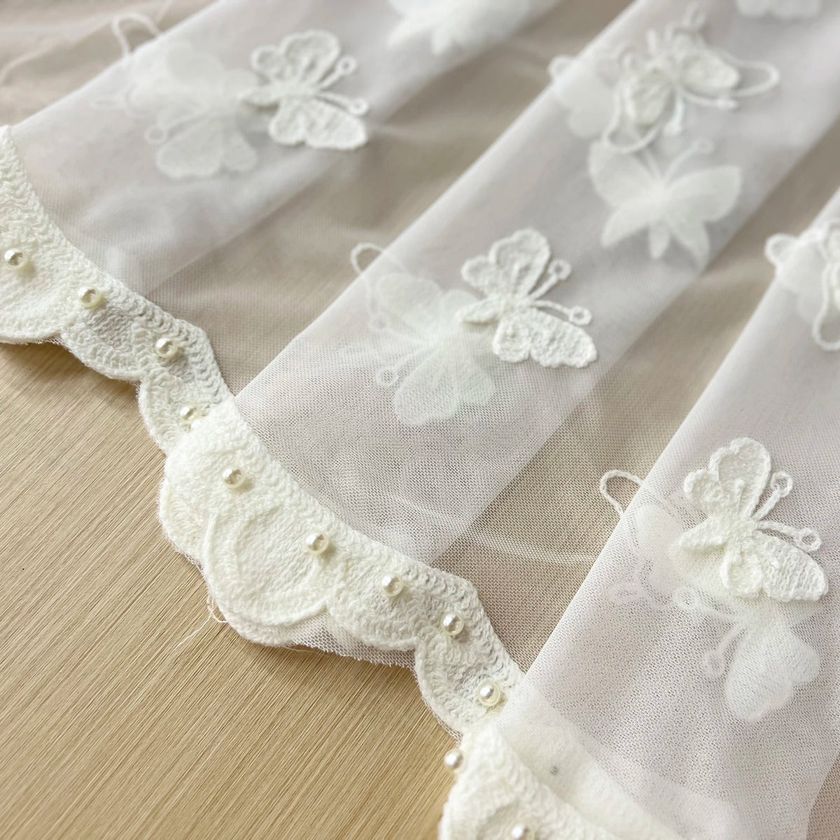 rideau blanc transparent brodé papillons salon chambre enfant decoration pastorale