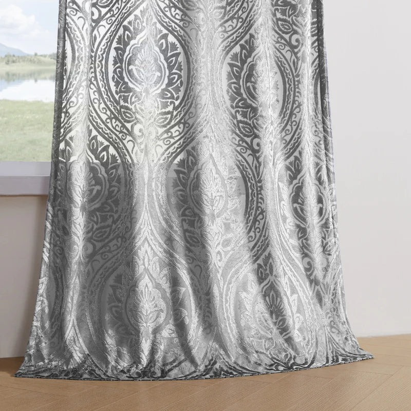 Rideau élégant avec motif baroque argenté, idéal pour salon moderne. Apporte une touche sophistiquée à la décoration intérieure. Convient pour fenêtres de salon, salle à manger ou chambre. Design luxueux et tendance, parfait pour rehausser votre espace de vie.