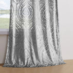 Rideau élégant avec motif baroque argenté, idéal pour salon moderne. Apporte une touche sophistiquée à la décoration intérieure. Convient pour fenêtres de salon, salle à manger ou chambre. Design luxueux et tendance, parfait pour rehausser votre espace de vie.