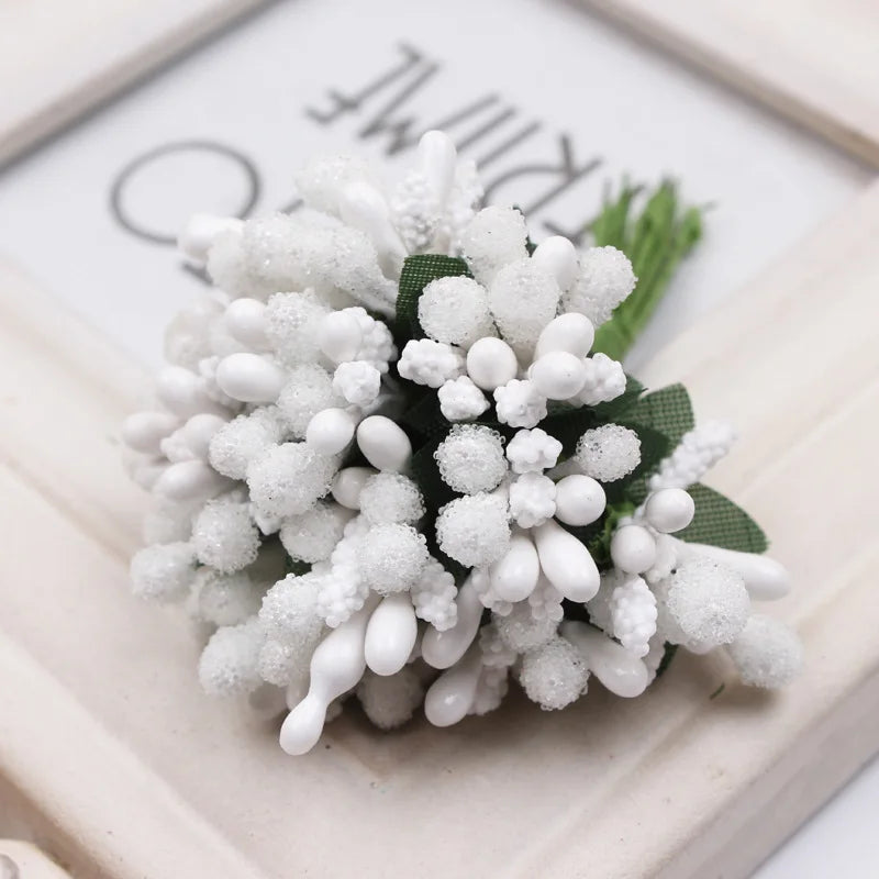 décoration intérieure bouquets artificiels fleurs boutons modernes variées feuilles vertes