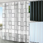 Une élégante douche ornée d'un rideau de douche blanc, qui sert également de couverture de fenêtre. Le rideau, aux formes fluides et au matériau doux, ajoute une ambiance apaisante et épurée à la salle de bain.