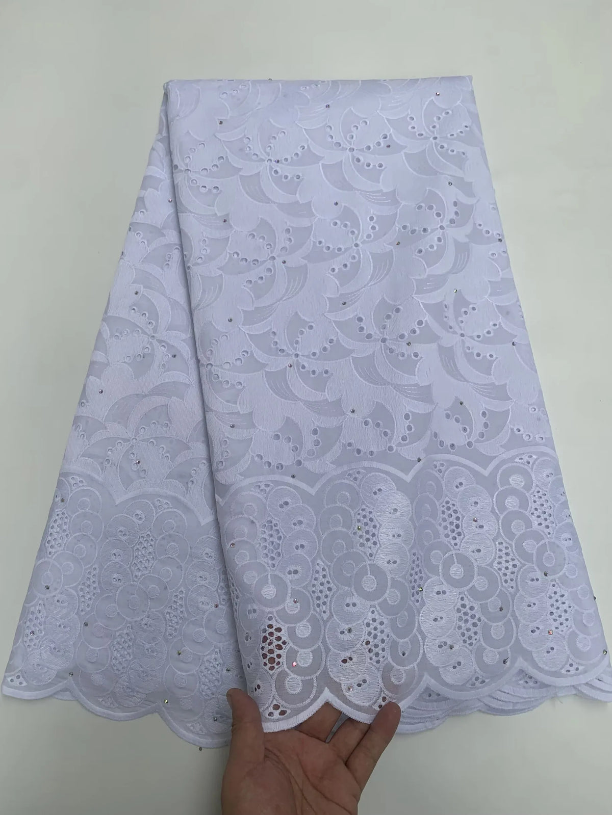 tissu dentelle blanche broderie motifs floraux géométriques élégant coton polyester largeur 120cm opacité strass