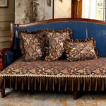 Un canapé vintage richement décoré de motifs floraux et de volants, créant une ambiance chaleureuse et élégante dans ce salon.