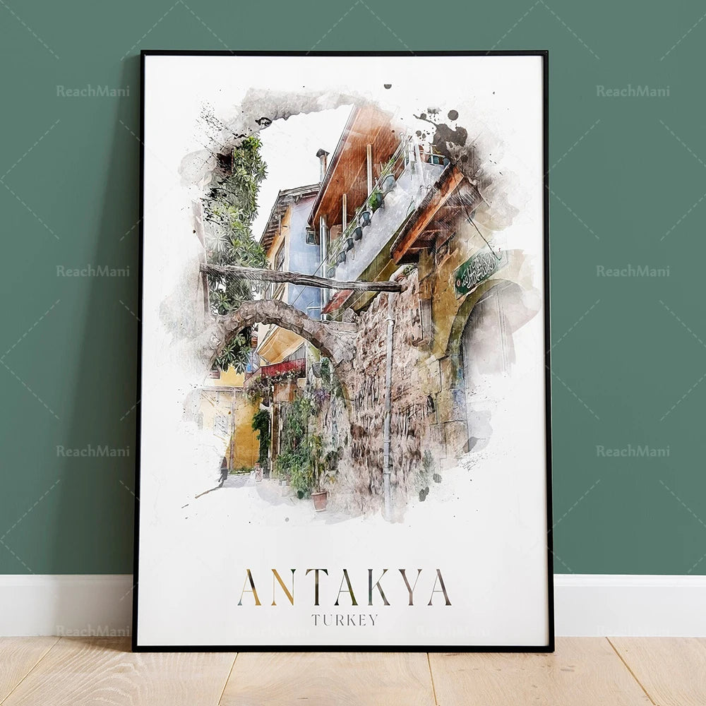 L'image représente une rue pittoresque d'Antakya, en Turquie, avec ses bâtiments en pierre et en bois, ainsi que sa végétation luxuriante.