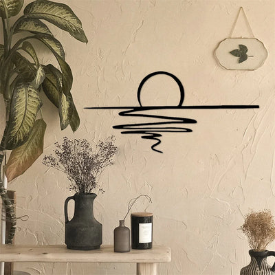 Décoration murale métal soleil noir mat sur un mur blanc