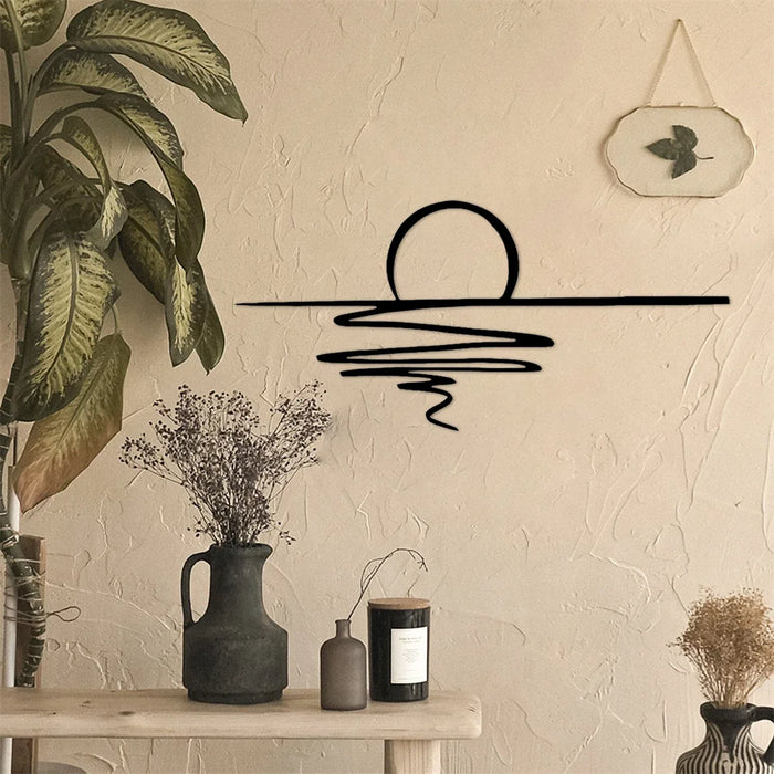 Décoration murale métal soleil noir mat sur un mur blanc