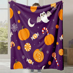 Couverture en laine polaire violette avec des motifs d'Halloween, incluant des citrouilles, des fantômes, des bonbons et des toiles d'araignée.